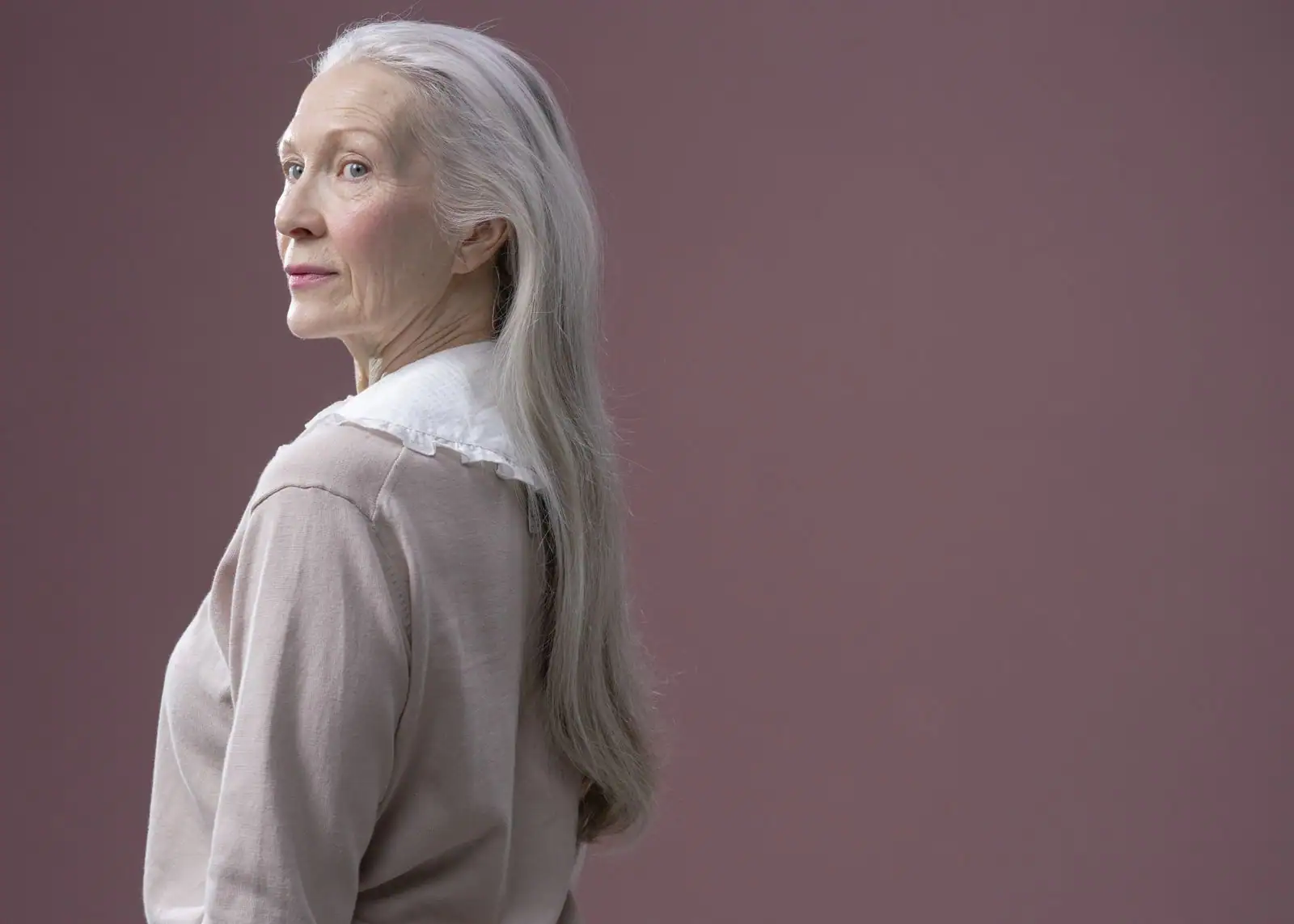Femme aux cheveux blancs et gris, chevelure naturelle non teintée visible de profil