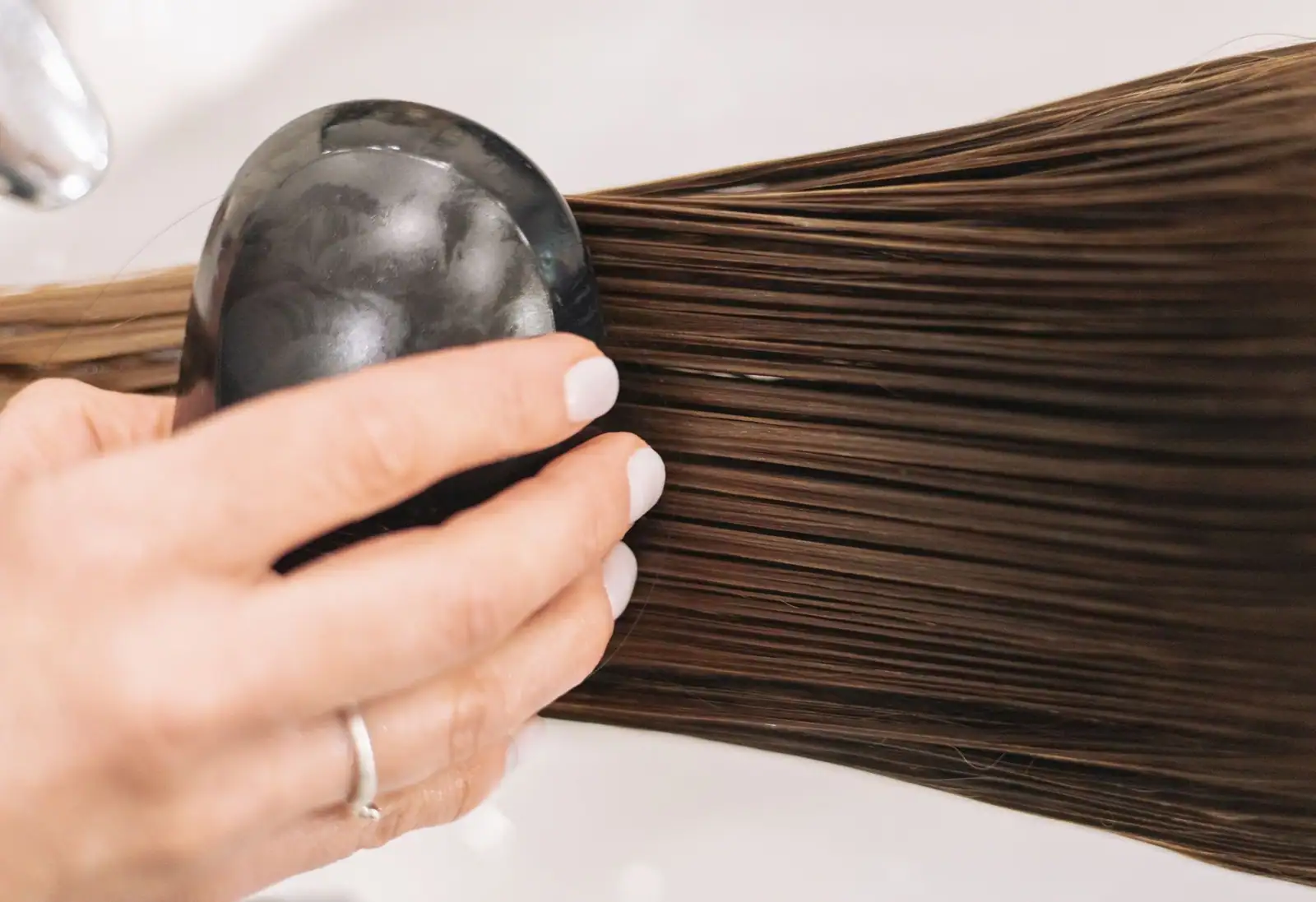Chevelure lisse et brillante brossée avec soin, effet cheveux de riche
