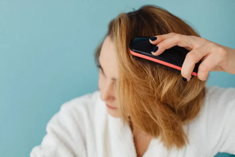 Cheveux raides : entretien et méthodes de lissage