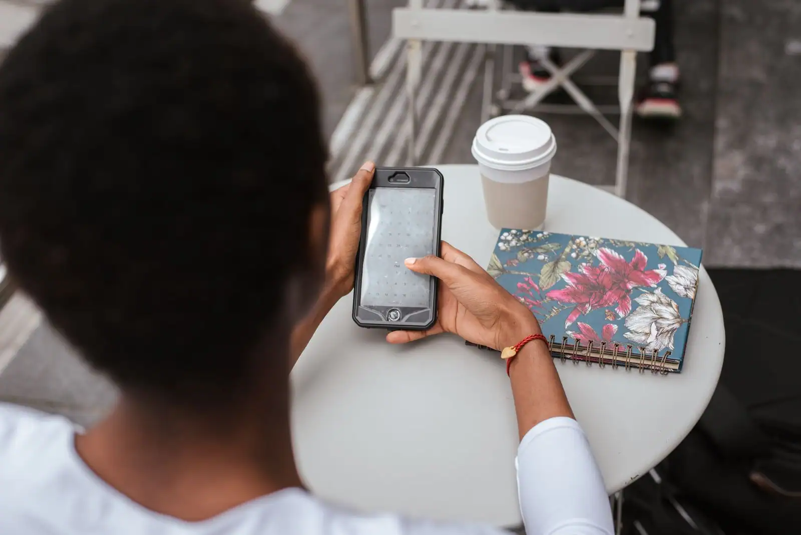 Personne consultant une application de rencontre sur son smartphone, dans un lieu public.