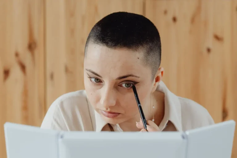 Maquillage chat : le guide étape par étape pour un résultat qui tient