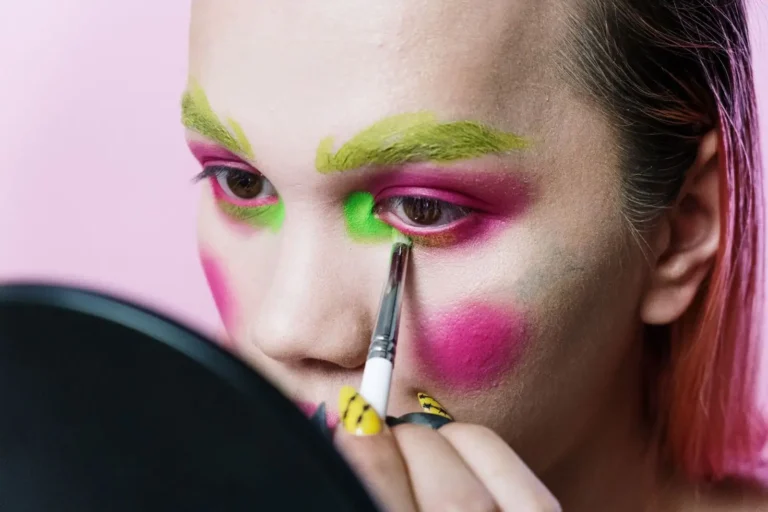 Maquillage Spiderman : la technique de la toile, pas à pas