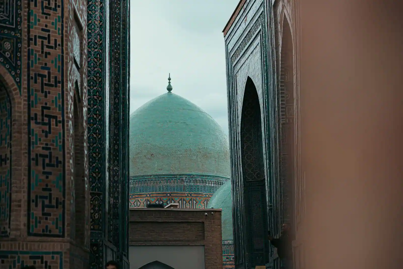 Dôme de mosquée richement orné de céramique bleue, architecture islamique traditionnelle