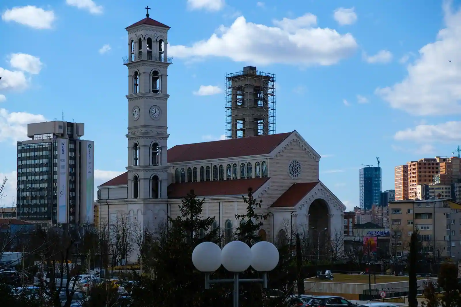 La cathédrale Sainte-Mère-Térésa de Pristina, capitale du Kosovo, avec son clocher blanc