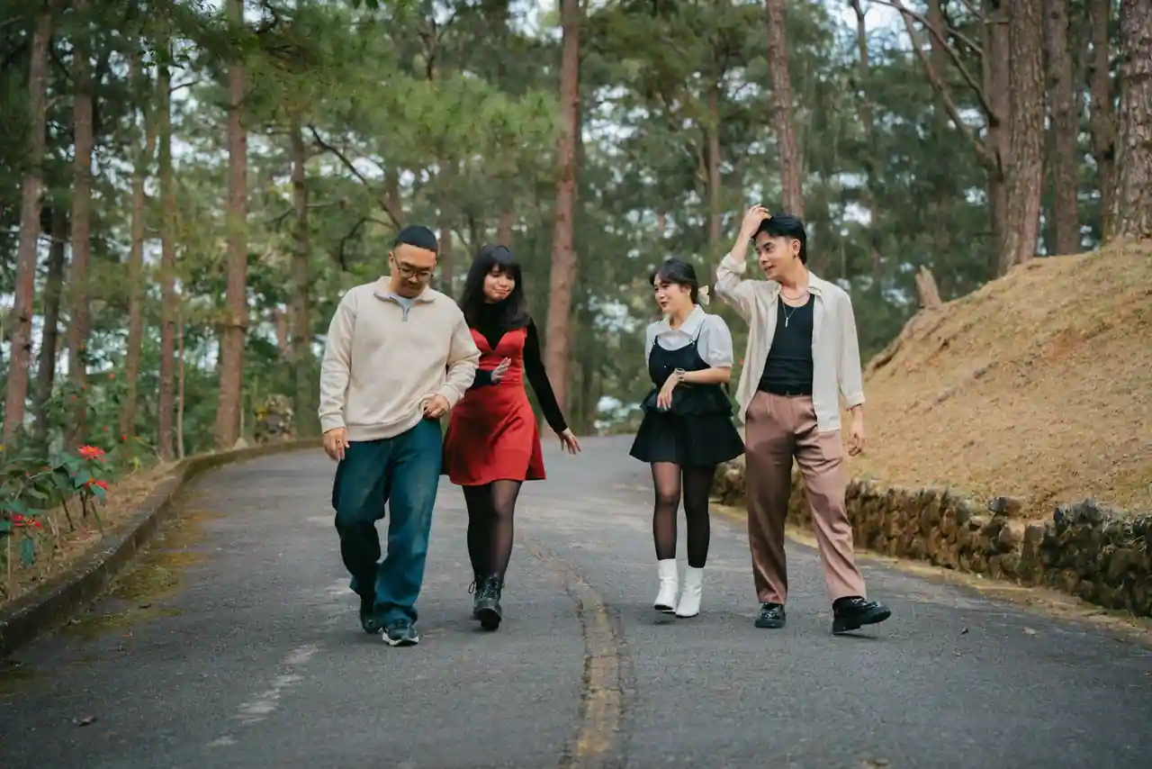 Groupe d'amis se promenant dehors un jour de week-end